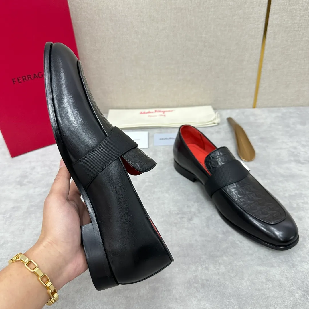 [Ferragamo] Top P: 960💰 Number of yards: 39~44 (38.45.46. Custom-made, non-refundable) Ferragamo** counters synchronize new models of men's loafers that can be worn casually or formally. The classic shape embodies the fashionable charm of formal wear, and the newly designed proportions are more modern. These loafers are made of imported open-edge beaded cowhide/fine calfskin/cow suede material. The upper is decorated with webbing, and the side is privately molded with silver Gancini buckles. The double stitching details add to the fashionable charm. Adopting a special "Original" structure and going through multiple processes, the soles are almost entirely handmade. Unique processing technology demonstrates exquisite craftsmanship. The original privately modeled genuine leather outsole is paired with a personalized rubber backing. It is comfortable, non-slip and wear-resistant. It can be worn as a slip-on. Exquisite hand-stitching. The workmanship is as fine as that of a store. The original color calfskin lining is sweat-absorbent, anti-odor, comfortable and breathable. The heel is also decorated with a rubber patch to perfectly improve the grip performance.